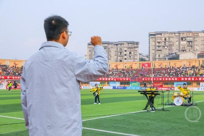 “萤河计划”乐队闪耀“渝超”赛场每个孩子都是最亮的星！(图1)